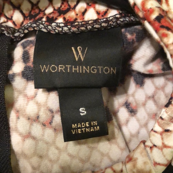 Snakeskin-patterned Sleeveless Blouse - Picture 3 of 3